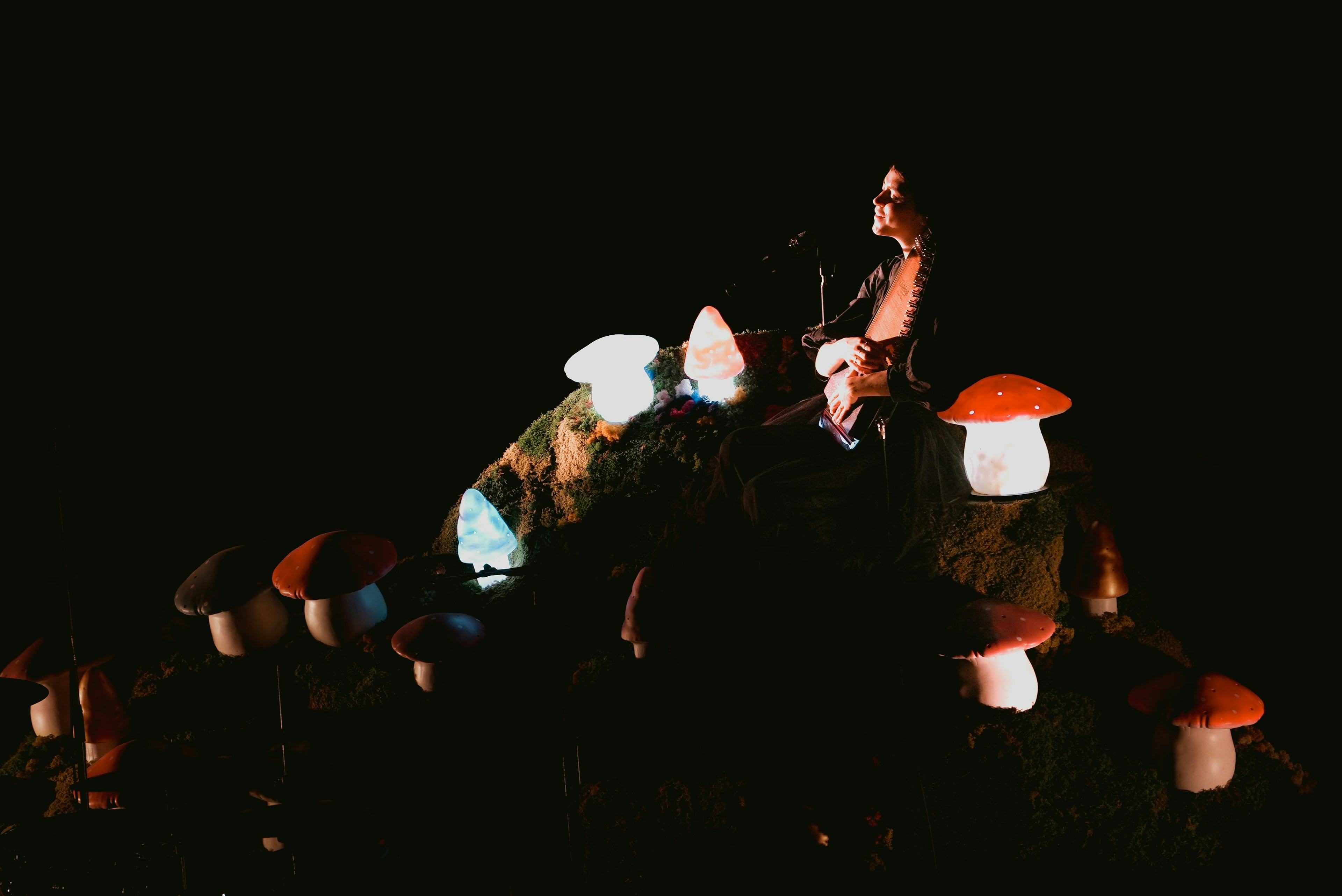 Pomme, Consolations Tour, Olympia, 2023, Scenography, Light Design, illuminated mushrooms, lichen