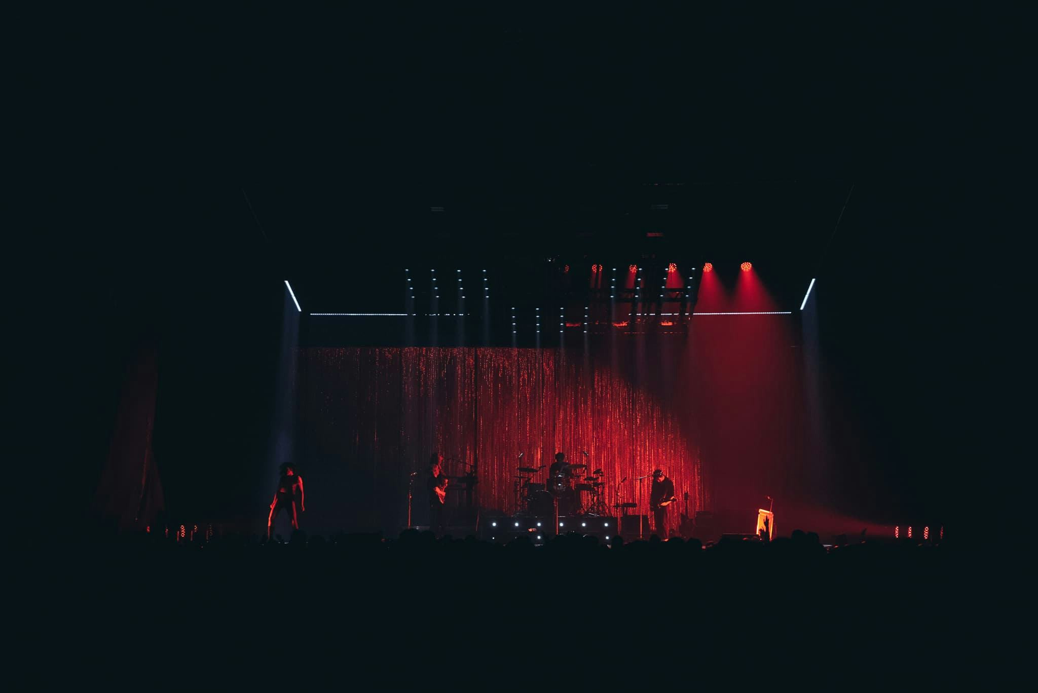Izia concert at Zénith de Paris during the "La Vitesse" tour, stage design and lighting design, light matrix, chain curtain.